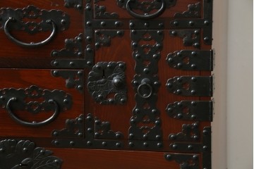 和製ヴィンテージ　米沢箪笥　伝統工芸　木地呂塗り　漆塗り　存在感のある鋲と金具が和の魅力を引き立てる脚付き小箪笥　(R-079438)