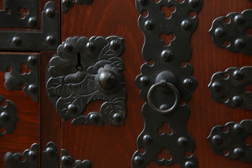 和製ヴィンテージ　米沢箪笥　伝統工芸　木地呂塗り　漆塗り　存在感のある鋲と金具が和の魅力を引き立てる脚付き小箪笥　(R-079438)