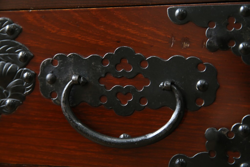 和製ヴィンテージ　米沢箪笥　伝統工芸　木地呂塗り　漆塗り　存在感のある鋲と金具が和の魅力を引き立てる脚付き小箪笥　(R-079438)