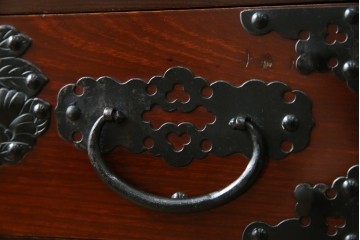 和製ヴィンテージ　米沢箪笥　伝統工芸　木地呂塗り　漆塗り　存在感のある鋲と金具が和の魅力を引き立てる脚付き小箪笥　(R-079438)