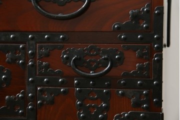 和製ヴィンテージ　米沢箪笥　伝統工芸　木地呂塗り　漆塗り　存在感のある鋲と金具が和の魅力を引き立てる脚付き小箪笥　(R-079438)