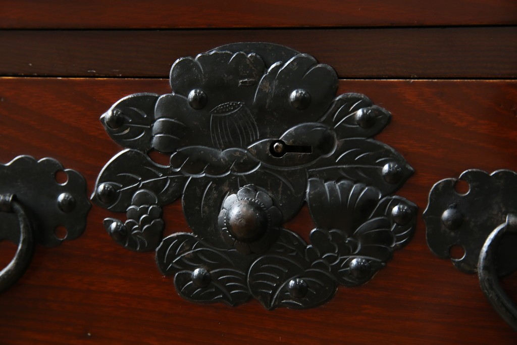 和製ヴィンテージ　米沢箪笥　伝統工芸　木地呂塗り　漆塗り　存在感のある鋲と金具が和の魅力を引き立てる脚付き小箪笥　(R-079438)