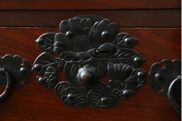 和製ヴィンテージ　米沢箪笥　伝統工芸　木地呂塗り　漆塗り　存在感のある鋲と金具が和の魅力を引き立てる脚付き小箪笥　(R-079438)