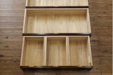 中古　美品!!　岩谷堂箪笥　漆塗り　力強い杢目と重厚感ある金具が魅力の整理箪笥(和たんす、衣装タンス、収納箪笥、引き出し、サイドチェスト、サイドボード)(R-079439)