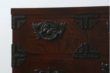 中古　美品!!　岩谷堂箪笥　漆塗り　力強い杢目と重厚感ある金具が魅力の整理箪笥(和たんす、衣装タンス、収納箪笥、引き出し、サイドチェスト、サイドボード)(R-079439)