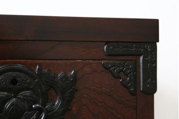 中古　美品!!　岩谷堂箪笥　漆塗り　力強い杢目と重厚感ある金具が魅力の整理箪笥(和たんす、衣装タンス、収納箪笥、引き出し、サイドチェスト、サイドボード)(R-079439)
