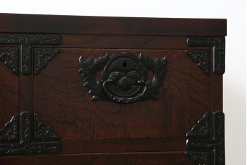 中古　美品!!　岩谷堂箪笥　漆塗り　力強い杢目と重厚感ある金具が魅力の整理箪笥(和たんす、衣装タンス、収納箪笥、引き出し、サイドチェスト、サイドボード)(R-079439)