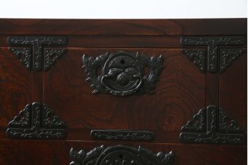 中古　美品!!　岩谷堂箪笥　漆塗り　力強い杢目と重厚感ある金具が魅力の整理箪笥(和たんす、衣装タンス、収納箪笥、引き出し、サイドチェスト、サイドボード)(R-079439)