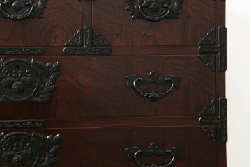 中古　美品!!　岩谷堂箪笥　漆塗り　力強い杢目と重厚感ある金具が魅力の整理箪笥(和たんす、衣装タンス、収納箪笥、引き出し、サイドチェスト、サイドボード)(R-079439)