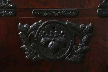 中古　美品!!　岩谷堂箪笥　漆塗り　力強い杢目と重厚感ある金具が魅力の整理箪笥(和たんす、衣装タンス、収納箪笥、引き出し、サイドチェスト、サイドボード)(R-079439)
