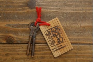 中古　美品!!　岩谷堂箪笥　漆塗り　力強い杢目と重厚感ある金具が魅力の整理箪笥(和たんす、衣装タンス、収納箪笥、引き出し、サイドチェスト、サイドボード)(R-079439)