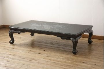 中古　アジア　民芸家具　華やかな螺鈿細工が美しいガラス天板付き座卓(センターテーブル、ローテーブル)(定価約60万円)(R-079440)