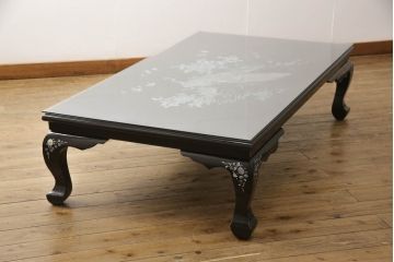 中古　アジア　民芸家具　華やかな螺鈿細工が美しいガラス天板付き座卓(センターテーブル、ローテーブル)(定価約60万円)(R-079440)