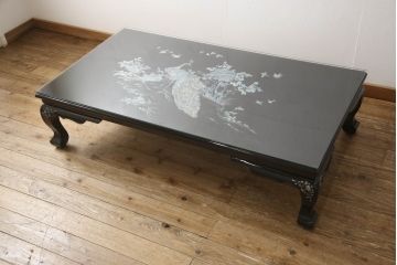 中古　アジア　民芸家具　華やかな螺鈿細工が美しいガラス天板付き座卓(センターテーブル、ローテーブル)(定価約60万円)(R-079440)