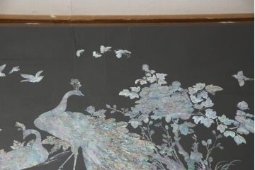 中古　アジア　民芸家具　華やかな螺鈿細工が美しいガラス天板付き座卓(センターテーブル、ローテーブル)(定価約60万円)(R-079440)