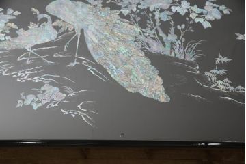 中古　アジア　民芸家具　華やかな螺鈿細工が美しいガラス天板付き座卓(センターテーブル、ローテーブル)(定価約60万円)(R-079440)