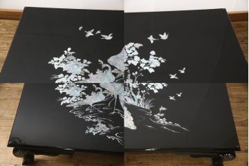 中古　アジア　民芸家具　華やかな螺鈿細工が美しいガラス天板付き座卓(センターテーブル、ローテーブル)(定価約60万円)(R-079440)