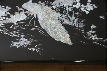 中古　アジア　民芸家具　華やかな螺鈿細工が美しいガラス天板付き座卓(センターテーブル、ローテーブル)(定価約60万円)(R-079440)