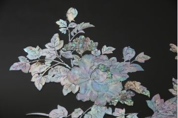中古　アジア　民芸家具　華やかな螺鈿細工が美しいガラス天板付き座卓(センターテーブル、ローテーブル)(定価約60万円)(R-079440)