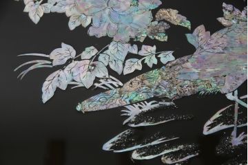 中古　アジア　民芸家具　華やかな螺鈿細工が美しいガラス天板付き座卓(センターテーブル、ローテーブル)(定価約60万円)(R-079440)