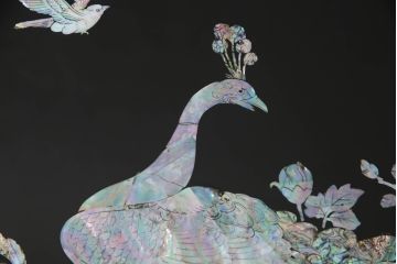 中古　アジア　民芸家具　華やかな螺鈿細工が美しいガラス天板付き座卓(センターテーブル、ローテーブル)(定価約60万円)(R-079440)