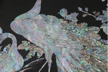 中古　アジア　民芸家具　華やかな螺鈿細工が美しいガラス天板付き座卓(センターテーブル、ローテーブル)(定価約60万円)(R-079440)