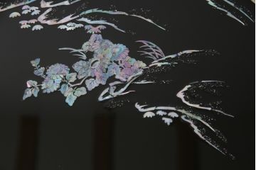 中古　アジア　民芸家具　華やかな螺鈿細工が美しいガラス天板付き座卓(センターテーブル、ローテーブル)(定価約60万円)(R-079440)