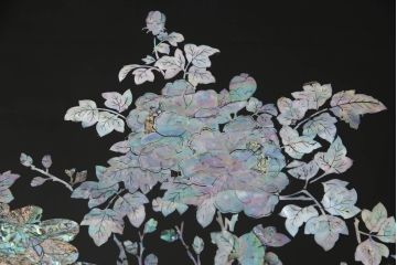 中古　アジア　民芸家具　華やかな螺鈿細工が美しいガラス天板付き座卓(センターテーブル、ローテーブル)(定価約60万円)(R-079440)