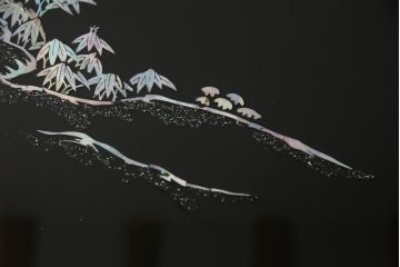 中古　アジア　民芸家具　華やかな螺鈿細工が美しいガラス天板付き座卓(センターテーブル、ローテーブル)(定価約60万円)(R-079440)