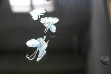 中古　アジア　民芸家具　華やかな螺鈿細工が美しいガラス天板付き座卓(センターテーブル、ローテーブル)(定価約60万円)(R-079440)