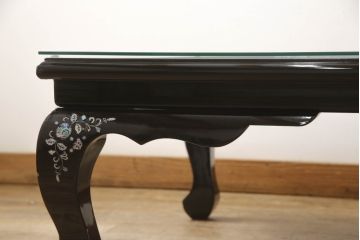 中古　アジア　民芸家具　華やかな螺鈿細工が美しいガラス天板付き座卓(センターテーブル、ローテーブル)(定価約60万円)(R-079440)