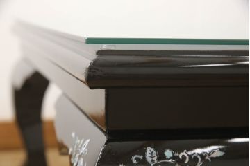 中古　アジア　民芸家具　華やかな螺鈿細工が美しいガラス天板付き座卓(センターテーブル、ローテーブル)(定価約60万円)(R-079440)