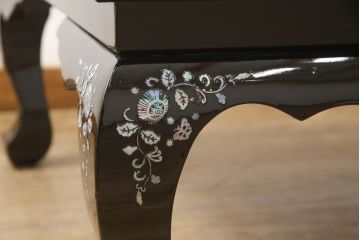 中古　アジア　民芸家具　華やかな螺鈿細工が美しいガラス天板付き座卓(センターテーブル、ローテーブル)(定価約60万円)(R-079440)