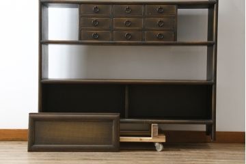 中古　美品　飛騨産業　キツツキ　PROVINCIAL(プロヴィンシャル・プロビンシャル)シリーズ　中央に引き出しが9杯付いた個性的なデザインが目を引く飾り棚(茶棚、オープンラック、ディスプレイラック、オープンシェルフ、ブックシェルフ、本棚、書棚、収納棚、戸棚)(R-079441)