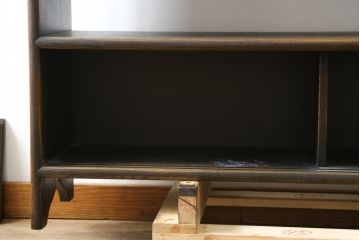 中古　美品　飛騨産業　キツツキ　PROVINCIAL(プロヴィンシャル・プロビンシャル)シリーズ　中央に引き出しが9杯付いた個性的なデザインが目を引く飾り棚(茶棚、オープンラック、ディスプレイラック、オープンシェルフ、ブックシェルフ、本棚、書棚、収納棚、戸棚)(R-079441)