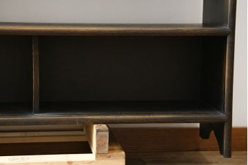 中古　美品　飛騨産業　キツツキ　PROVINCIAL(プロヴィンシャル・プロビンシャル)シリーズ　中央に引き出しが9杯付いた個性的なデザインが目を引く飾り棚(茶棚、オープンラック、ディスプレイラック、オープンシェルフ、ブックシェルフ、本棚、書棚、収納棚、戸棚)(R-079441)