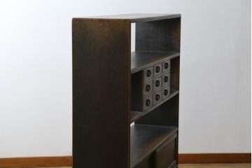 中古　美品　飛騨産業　キツツキ　PROVINCIAL(プロヴィンシャル・プロビンシャル)シリーズ　中央に引き出しが9杯付いた個性的なデザインが目を引く飾り棚(茶棚、オープンラック、ディスプレイラック、オープンシェルフ、ブックシェルフ、本棚、書棚、収納棚、戸棚)(R-079441)