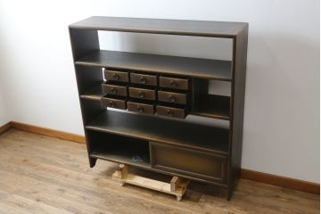 中古　美品　飛騨産業　キツツキ　PROVINCIAL(プロヴィンシャル・プロビンシャル)シリーズ　中央に引き出しが9杯付いた個性的なデザインが目を引く飾り棚(茶棚、オープンラック、ディスプレイラック、オープンシェルフ、ブックシェルフ、本棚、書棚、収納棚、戸棚)(R-079441)
