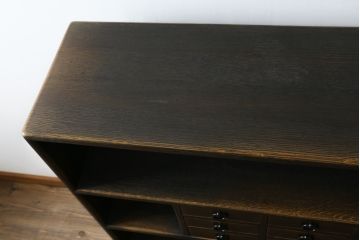 中古　美品　飛騨産業　キツツキ　PROVINCIAL(プロヴィンシャル・プロビンシャル)シリーズ　中央に引き出しが9杯付いた個性的なデザインが目を引く飾り棚(茶棚、オープンラック、ディスプレイラック、オープンシェルフ、ブックシェルフ、本棚、書棚、収納棚、戸棚)(R-079441)