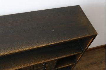中古　美品　飛騨産業　キツツキ　PROVINCIAL(プロヴィンシャル・プロビンシャル)シリーズ　中央に引き出しが9杯付いた個性的なデザインが目を引く飾り棚(茶棚、オープンラック、ディスプレイラック、オープンシェルフ、ブックシェルフ、本棚、書棚、収納棚、戸棚)(R-079441)