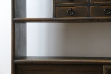 中古　美品　飛騨産業　キツツキ　PROVINCIAL(プロヴィンシャル・プロビンシャル)シリーズ　中央に引き出しが9杯付いた個性的なデザインが目を引く飾り棚(茶棚、オープンラック、ディスプレイラック、オープンシェルフ、ブックシェルフ、本棚、書棚、収納棚、戸棚)(R-079441)