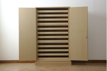 中古　美品　伝統工芸士　東樹義明作　久光刻　繊細な線で表現された可憐な草花の彫刻が魅力的な加茂総桐箪笥(胴厚、総桐たんす、着物箪笥、和たんす、衣装タンス、引き出し)(R-079442)