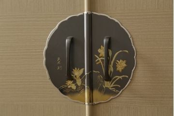 中古　美品　伝統工芸士　東樹義明作　久光刻　繊細な線で表現された可憐な草花の彫刻が魅力的な加茂総桐箪笥(胴厚、総桐たんす、着物箪笥、和たんす、衣装タンス、引き出し)(R-079442)