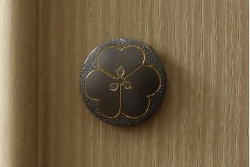中古　美品　伝統工芸士　東樹義明作　久光刻　繊細な線で表現された可憐な草花の彫刻が魅力的な加茂総桐箪笥(胴厚、総桐たんす、着物箪笥、和たんす、衣装タンス、引き出し)(R-079442)