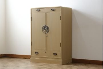 中古　美品　伝統工芸士　東樹義明作　久光刻　可憐な草花の彫刻をあしらった金具が目を引く小振りな加茂総桐箪笥(板盆付き、胴厚、総桐たんす、着物箪笥、和たんす)(R-079444)