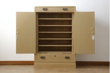 中古　美品　伝統工芸士　東樹義明作　久光刻　可憐な草花の彫刻をあしらった金具が目を引く小振りな加茂総桐箪笥(板盆付き、胴厚、総桐たんす、着物箪笥、和たんす)(R-079444)