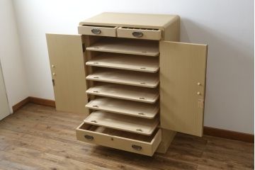 中古　美品　伝統工芸士　東樹義明作　久光刻　可憐な草花の彫刻をあしらった金具が目を引く小振りな加茂総桐箪笥(板盆付き、胴厚、総桐たんす、着物箪笥、和たんす)(R-079444)