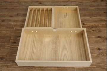 中古　美品　伝統工芸士　東樹義明作　久光刻　可憐な草花の彫刻をあしらった金具が目を引く小振りな加茂総桐箪笥(板盆付き、胴厚、総桐たんす、着物箪笥、和たんす)(R-079444)