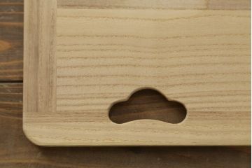 中古　美品　伝統工芸士　東樹義明作　久光刻　可憐な草花の彫刻をあしらった金具が目を引く小振りな加茂総桐箪笥(板盆付き、胴厚、総桐たんす、着物箪笥、和たんす)(R-079444)