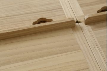 中古　美品　伝統工芸士　東樹義明作　久光刻　可憐な草花の彫刻をあしらった金具が目を引く小振りな加茂総桐箪笥(板盆付き、胴厚、総桐たんす、着物箪笥、和たんす)(R-079444)